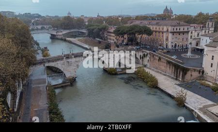 Aus der Vogelperspektive auf porte Cestio, eine Brücke mit drei Bögen, die die insel Tiberina mit dem Land verbindet und über den Tiber überspannt. Herbsteinstellung, weitere Stockfoto