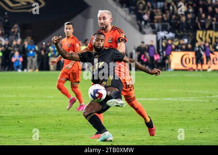 Der LAFC-Mittelfeldspieler Kellyn Acosta (23) wird vom Houston Dynamo-Mittelfeldspieler Héctor Herrera (16) während des Finalspiels der MLS Western Conference, Saturda, verteidigt Stockfoto