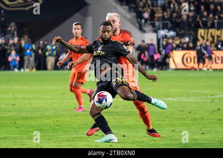 Der LAFC-Mittelfeldspieler Kellyn Acosta (23) wird vom Houston Dynamo-Mittelfeldspieler Héctor Herrera (16) während des Finalspiels der MLS Western Conference, Saturda, verteidigt Stockfoto