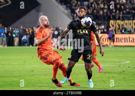 Der LAFC-Mittelfeldspieler Kellyn Acosta (23) wird vom Houston Dynamo-Mittelfeldspieler Héctor Herrera (16) während des Finalspiels der MLS Western Conference, Saturda, verteidigt Stockfoto