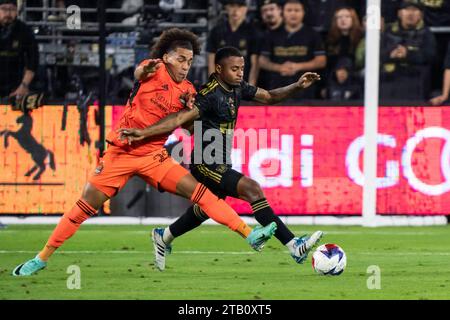 Der LAFC-Verteidiger Diego Palacios (12) und der Houston Dynamo-Mittelfeldspieler Adalberto Carrasquilla (20) kämpfen während der MLS Western Conference Fi um den Besitz Stockfoto