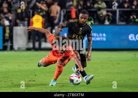 Der LAFC-Verteidiger Diego Palacios (12) und der Houston Dynamo-Mittelfeldspieler Adalberto Carrasquilla (20) kämpfen während der MLS Western Conference Fi um den Besitz Stockfoto