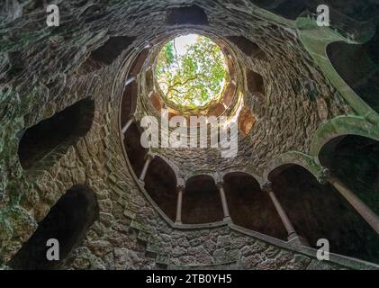 Ein Tagesabenteuer in Quinta da Regaleira, Sintra, Portugal: Eine vertikale Aufnahme mit niedrigem Winkel Stockfoto