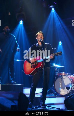 Aktenfoto vom 10. Oktober 10/19 von James Blunt, der während der Dreharbeiten für die Graham Norton Show im BBC Studioworks 6 Television Centre, Wood Lane, London auftritt. Blunt hat der Nachrichtenagentur von PA erzählt, dass er es „ein bisschen seltsam“ fand, als er sich in James Blunt zuschaute: One Brit Wonder, gedreht während der Sänger 2022 auf Tour war, zeigt hinter den Kulissen Momente aus seinem Leben auf der Straße und erkundet seine 20-jährige Karriere in der Musikindustrie. Stockfoto