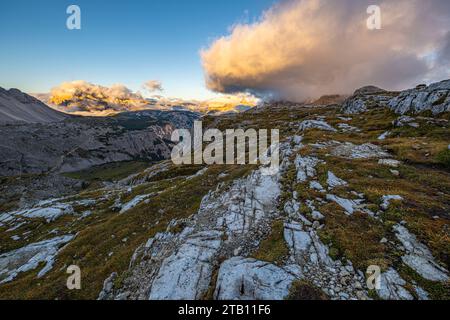 Ein atemberaubendes Foto zeigt drei Zinnen von Lavaredo, Dolomiten, Italien, die in den goldenen Tönen des Herbstaufgangs getaucht sind. Die Schönheit der Natur wird gezeigt Stockfoto