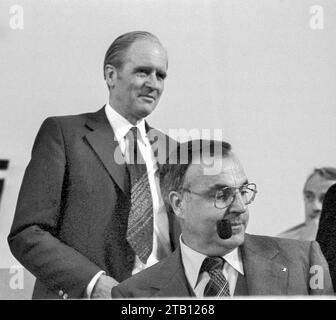 24. CDU Parteitag vom 24.-26. Mai 1976 in Hannover. Im Foto: Karl Carstens Helmut Kohl am 25.05.1076 *** 24 CDU-Parteitag am 24. Mai 1976 in Hannover im Foto Karl Carstens Helmut Kohl am 25 05 1076 Credit: Imago/Alamy Live News Stockfoto