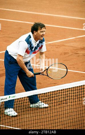 Gerhard Schröder als Tennisspieler am 25.09.1996 beim HTV *** Gerhard Schröder als Tennisspieler beim HTV am 25 09 1996 Credit: Imago/Alamy Live News Stockfoto