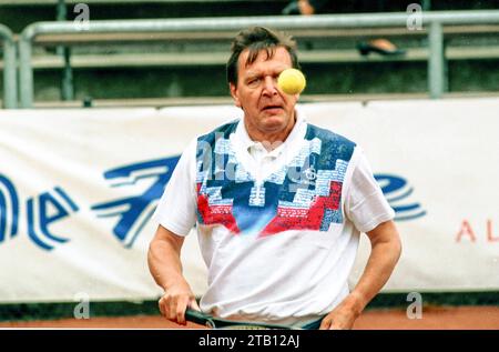 Gerhard Schröder als Tennisspieler am 25.09.1996 beim HTV Hannover *** Gerhard Schröder als Tennisspieler am 25 09 1996 bei HTV Hannover Credit: Imago/Alamy Live News Stockfoto