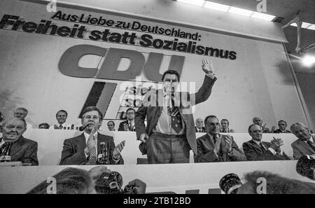 24. CDU Parteitag vom 24.-26. Mai 1976 in Hannover. Im Foto: CSU-Chef Franz-Josef Strauß als Gastredner am 25.05.1976 *** 24 CDU-Parteitagung am 24.-26. Mai 1976 in Hannover im Foto CSU-Chef Franz Josef Strauß als Gastredner am 25. Mai 1976 Credit: Imago/Alamy Live News Stockfoto