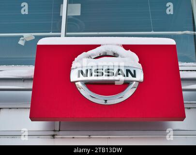 Nissan Logo und Textschild für Händlershop im Winter Stockfoto