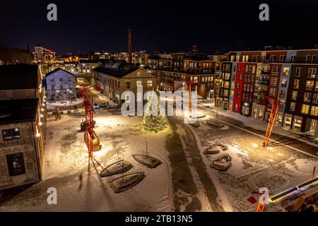 Ein Blick aus der Vogelperspektive auf Port Noblessner in Tallinn, Estland bei Nacht mit einem festlichen Weihnachtsbaum Stockfoto