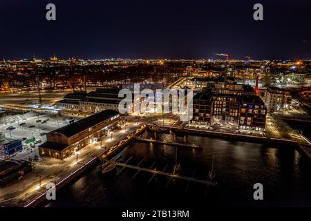 Ein Blick aus der Vogelperspektive auf Port Noblessner in Tallinn, Estland bei Nacht mit einem festlichen Weihnachtsbaum Stockfoto