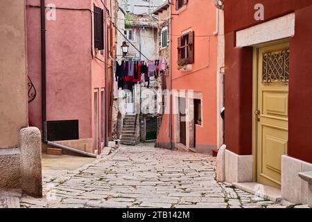 Rovinj, Istrien, Kroatien: Malerische alte Gasse mit alten Häusern in der mittelalterlichen Stadt Stockfoto