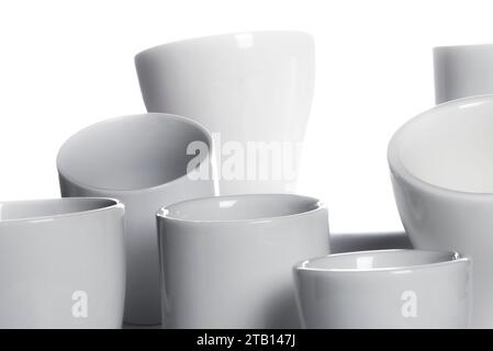 Weiße Kaffeetassen auf weißem Hintergrund. Kreatives Kunstkonzept. Getränke. Abstrakte Welt der Porzellanbecher. Modell. Stockfoto