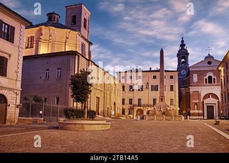 Jesi, Ancona, Marken, Italien: Der mittelalterliche Platz Federico II mit dem Obelisken, der Kathedrale, den antiken Gebäuden und der bauminsel mit arabischem insc Stockfoto