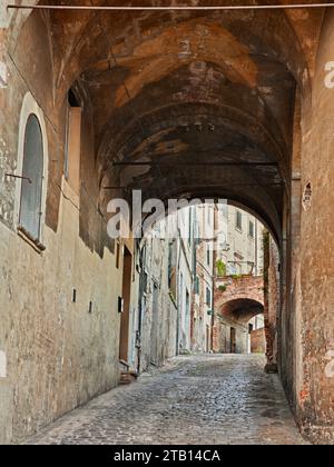 Jesi, Ancona, Marken, Italien: Malerische Gasse in der Altstadt der alten italienischen Stadt Stockfoto