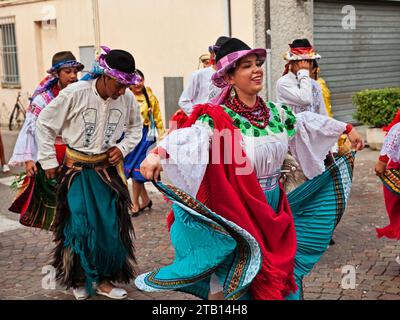 Das Volkstanz-Ensemble Cuniburo Cultural aus Ecuador spielt während des Internationalen Folklore-Festivals in Rus traditionellen Tanz auf der Straße der Stadt Stockfoto