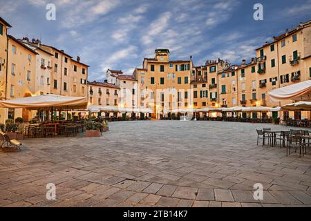 Lucca, Toskana, Italien: Der antike elliptische Amphitheaterplatz (Piazza dell'anfiteatro) mit Bars und Restaurants im Freien in der Altstadt von The Me Stockfoto