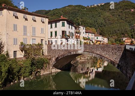 Bagni di Lucca, Toskana, Italien: Landschaft des malerischen Dorfes, bekannt für seine Thermalquellen mit der alten Brücke, Gebäuden und dem Apennin Stockfoto