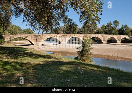 Arezzo, Toskana, Italien: Die mittelalterliche Brücke von Buriano über den Fluss Arno im Park Ponte a Buriano e Penna. Es scheint, dass dies der ist Stockfoto