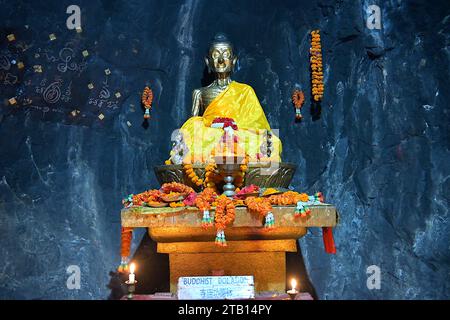 Vergoldetes Bild eines stark ausgemergelten Buddhas, der in Meditation sitzt und in einem der Dungeshwari Höhlentempel in Pragbodhi Hills, Bihar, verankert ist Stockfoto