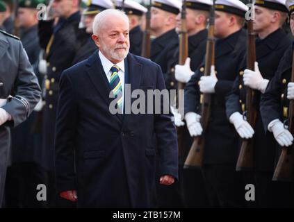 Berlin, Deutschland. Dezember 2023. Luiz Inacio Lula da Silva, Präsident Brasiliens, wird von Bundespräsident Steinmeier anlässlich der 2. Deutsch-brasilianischen Regierungskonsultationen in der deutschen Hauptstadt vor dem Schloss Bellevue mit militärischen Auszeichnungen begrüßt. Zum ersten Mal seit mehr als acht Jahren finden wieder deutsch-brasilianische Regierungskonsultationen statt. Quelle: Bernd von Jutrczenka/dpa/Alamy Live News Stockfoto