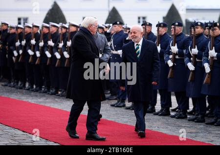 Berlin, Deutschland. Dezember 2023. Bundespräsident Frank-Walter Steinmeier begrüßt den brasilianischen Präsidenten Luiz Inacio Lula da Silva mit militärischen Auszeichnungen vor dem Schloss Bellevue anlässlich der 2. Deutsch-brasilianischen Regierungskonsultationen in der deutschen Hauptstadt. Zum ersten Mal seit mehr als acht Jahren finden wieder deutsch-brasilianische Regierungskonsultationen statt. Quelle: Bernd von Jutrczenka/dpa/Alamy Live News Stockfoto