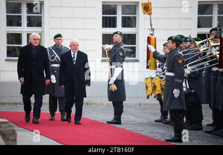 Berlin, Deutschland. Dezember 2023. Bundespräsident Frank-Walter Steinmeier begrüßt den brasilianischen Präsidenten Luiz Inacio Lula da Silva mit militärischen Auszeichnungen vor dem Schloss Bellevue anlässlich der 2. Deutsch-brasilianischen Regierungskonsultationen in der deutschen Hauptstadt. Zum ersten Mal seit mehr als acht Jahren finden wieder deutsch-brasilianische Regierungskonsultationen statt. Quelle: Bernd von Jutrczenka/dpa/Alamy Live News Stockfoto