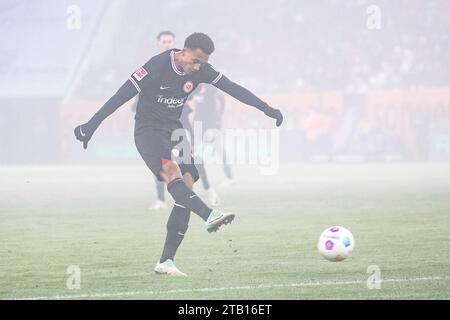 Augsburg, Deutschland. Dezember 2023. Tuta (Eintracht Frankfurt, #35) GER, FC Augsburg gegen Eintracht Frankfurt, 1. Bundesliga Fussball, 13. Spieltag, Saison 2023/2024, 03.12.2023 DFB/DFL-VORSCHRIFTEN VERBIETEN JEDE VERWENDUNG VON FOTOGRAFIEN ALS BILDSEQUENZEN UND/ODER QUASI-VIDEO Foto: Eibner-Pressefoto/Roger Buerke Credit: dpa/Alamy Live News Stockfoto