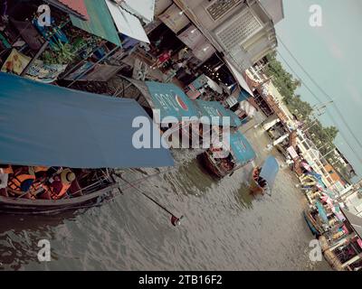Amphawa Floating Market, Samut Songkhram, Thailand-Dezember 3,2023: Bild des Floating Markts Amphawa. Es gibt Bootsausflüge. Stockfoto