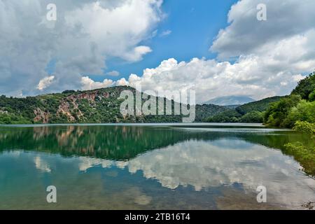 Der Ziros-See mit Wolken reflektiert die Wasseroberfläche, eine wunderschöne natürliche Ressource in der Region Preveza, Epirus, Griechenland, Europa. Stockfoto