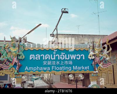Amphawa Floating Market, Samut Songkhram, Thailand-Dezember 3,2023: Bild des Floating Markts Amphawa. Es gibt Bootsausflüge. Stockfoto