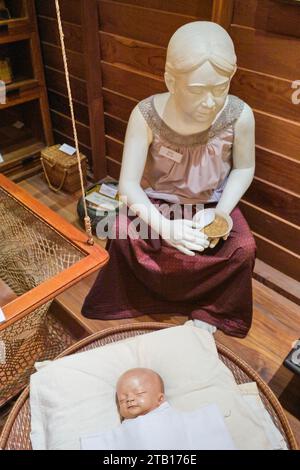 Eine Nassschwester kümmert sich um ein neugeborenes Baby. In einer Nachbildung einer häuslichen Nassschwester mit neuer Mutter, Kind, Baby. Teil des Krankenhauses Siriraj Piyamaharajkarun Stockfoto