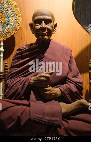Eine Statue des verehrten lokalen Mönchs Somdej Phra Buddhacharn. Im Siriraj Bimuksthan Museum in Bangkok, Thailand. Stockfoto