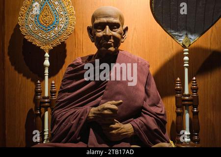 Eine Statue des verehrten lokalen Mönchs Somdej Phra Buddhacharn. Im Siriraj Bimuksthan Museum in Bangkok, Thailand. Stockfoto