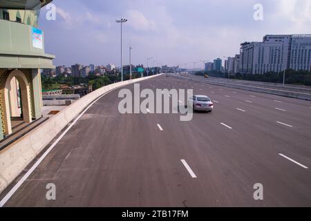 Nonstop-Schnellstraße Dhaka Elevated Expressway mit Blick auf den blauen Himmel Stockfoto