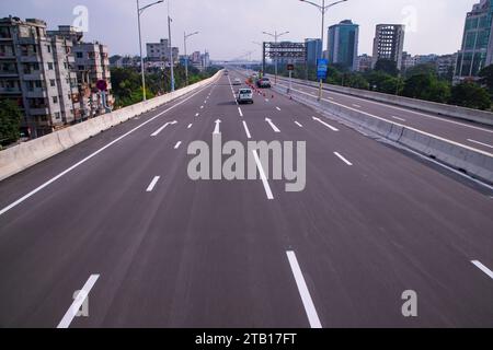 Nonstop-Schnellstraße Dhaka Elevated Expressway mit Blick auf den blauen Himmel Stockfoto