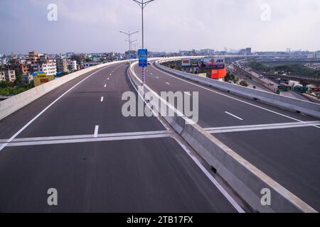 Nonstop-Schnellstraße Dhaka Elevated Expressway mit Blick auf den blauen Himmel Stockfoto