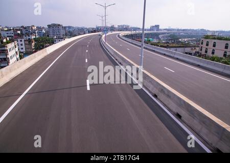 Nonstop-Schnellstraße Dhaka Elevated Expressway mit Blick auf den blauen Himmel Stockfoto