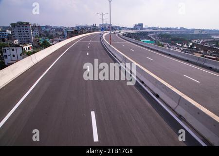 Nonstop-Schnellstraße Dhaka Elevated Expressway mit Blick auf den blauen Himmel Stockfoto