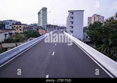 Nonstop-Schnellstraße Dhaka Elevated Expressway mit Blick auf den blauen Himmel Stockfoto