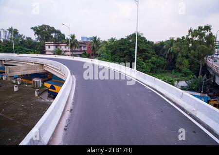 Nonstop-Schnellstraße Dhaka Elevated Expressway mit Blick auf den blauen Himmel Stockfoto