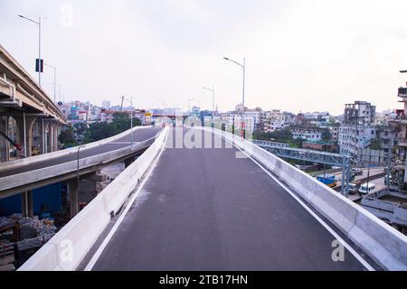 Nonstop-Schnellstraße Dhaka Elevated Expressway mit Blick auf den blauen Himmel Stockfoto