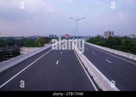 Nonstop-Schnellstraße Dhaka Elevated Expressway mit Blick auf den blauen Himmel Stockfoto