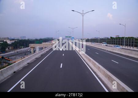 Nonstop-Schnellstraße Dhaka Elevated Expressway mit Blick auf den blauen Himmel Stockfoto