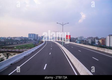 Nonstop-Schnellstraße Dhaka Elevated Expressway mit Blick auf den blauen Himmel Stockfoto