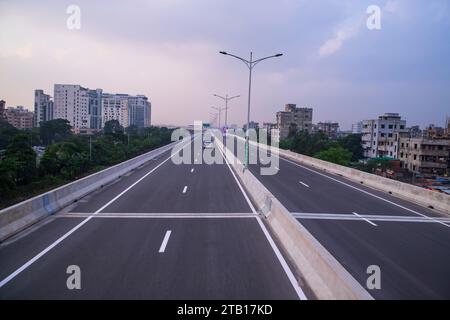 Nonstop-Schnellstraße Dhaka Elevated Expressway mit Blick auf den blauen Himmel Stockfoto