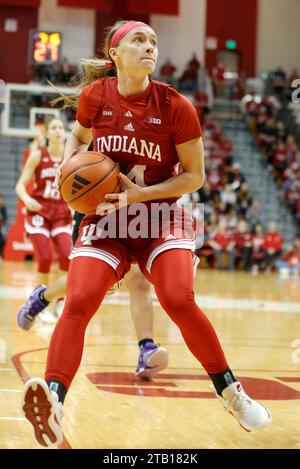 Bloomington, Usa. Dezember 2023. Sara Scalia (14) spielt bei einem NCAA-Basketballspiel in der Simon Skjodt Assembly Hall in Bloomington gegen Stetson. IU gewann gegen Stetson mit 72:34. Quelle: SOPA Images Limited/Alamy Live News Stockfoto