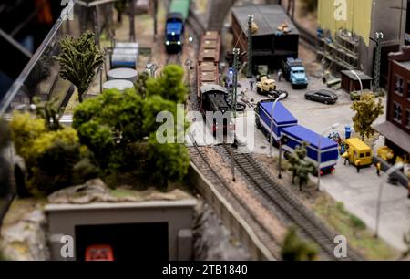 Miniatur-Training. Spielzeugbahn-Layout Stockfoto