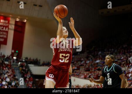 Bloomington, Usa. Dezember 2023. Indiana Hoosiers Stürmer Lilly Meister (52) spielt gegen Stetson während eines NCAA-Basketballspiels in der Simon Skjodt Assembly Hall in Bloomington. IU gewann gegen Stetson mit 72:34. Quelle: SOPA Images Limited/Alamy Live News Stockfoto